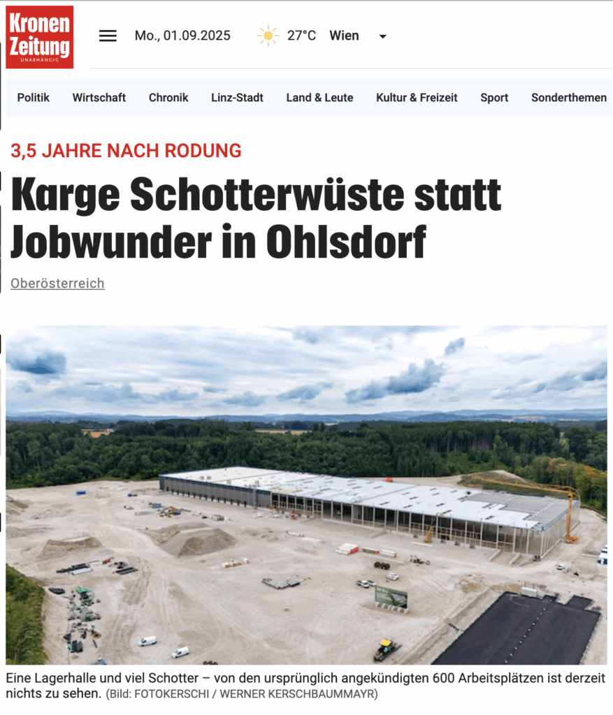 Screenshot eines Online-Artikels der Kronen Zeitung mit der Überschrift ‚Karge Schotterwüste statt Jobwunder in Ohlsdorf‘, darunter ein Foto einer großen Lagerhalle in einer Schotterfläche.