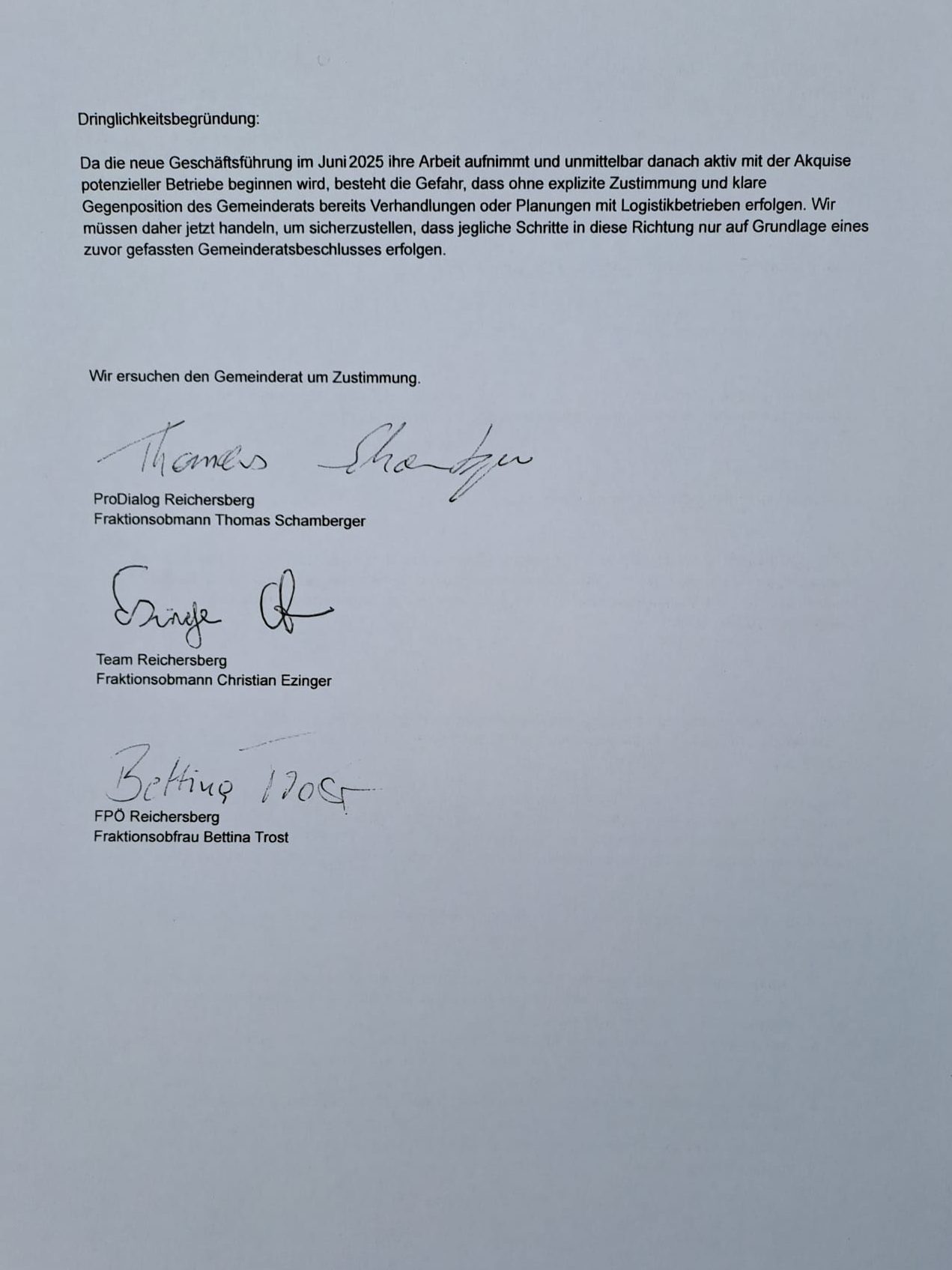 Zweite Seite des Dringlichkeitsantrags vom 15. Juni 2025 mit der Begründung und den Unterschriften der Fraktionsobleute von ProDialog, Team Reichersberg und FPÖ Reichersberg.